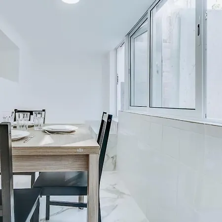 Modern And Cool In The City Center Apartment