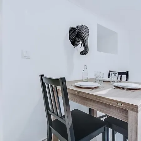 Modern And Cool In The City Center Apartment